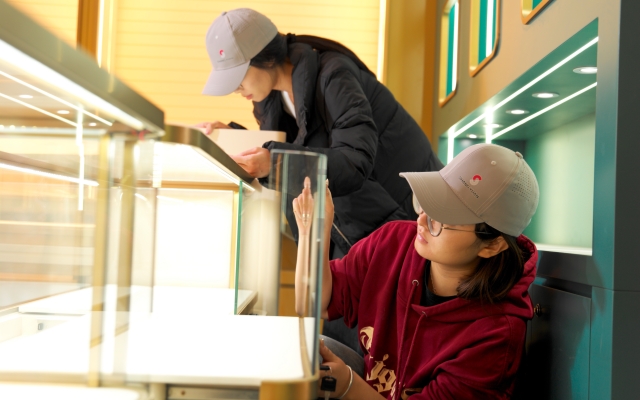 Shangyuan Display quality control team inspecting custom luxury jewelry showcase glass and structure before shipment